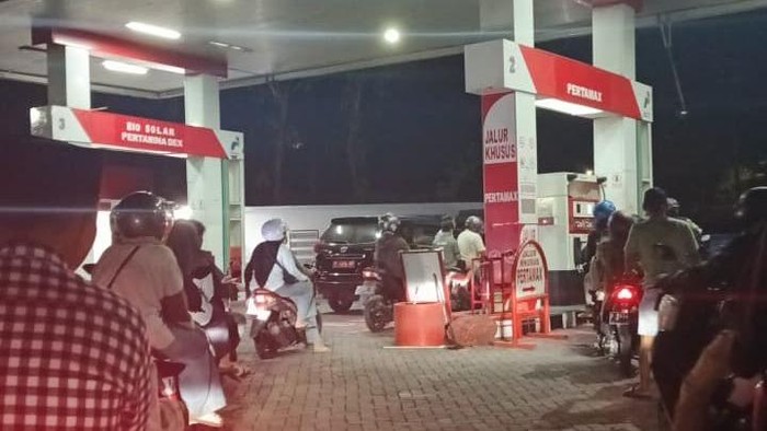 Antrean SPBU Jember dipicu isu kenaikan harga