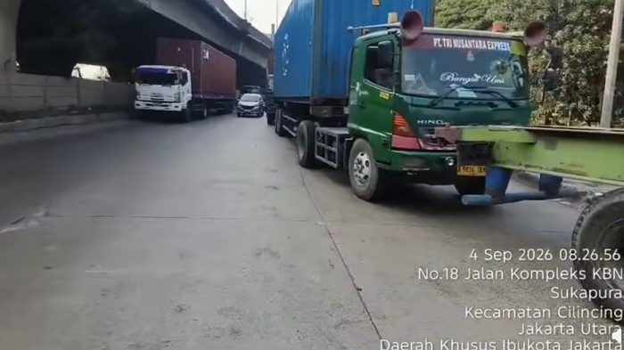 Antrean truk kontainer masuk SPBU di Jalan KBN Sukapura, Cilincing, Jakut bikin lalin macet, Jumat (4/9/2026).