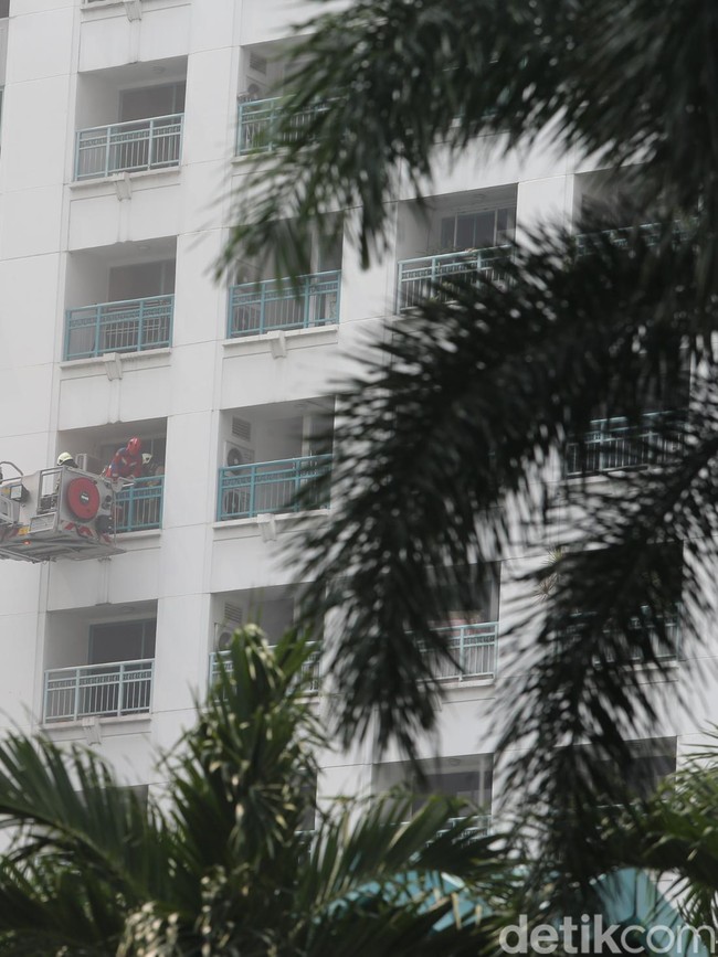 Apartemen di Tanah Abang Kebakaran, Asap Mengepul