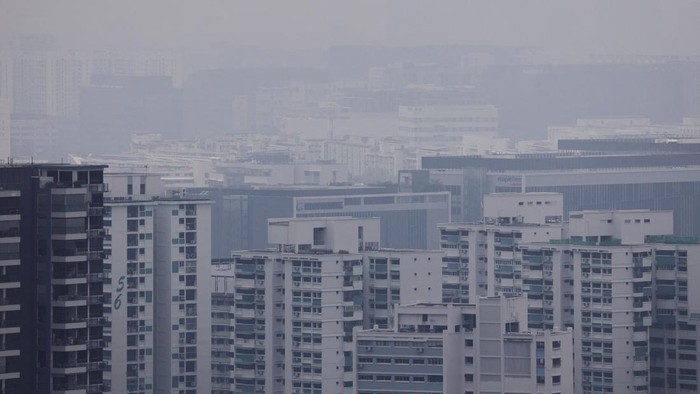 Haze shrouds buildings as smoke from regional forest fires reduces visibility across the island in Singapore, September 4, 2026. REUTERS/Suhaimi Abdullah