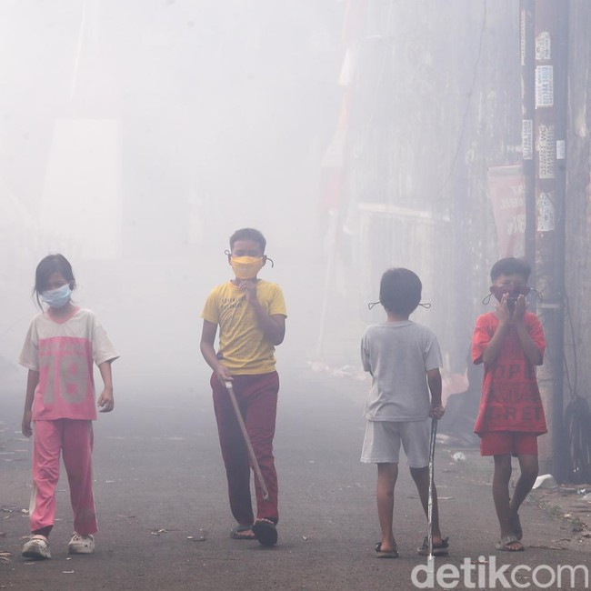 Asap Tebal Kepung Permukiman dan Sekolah di Tangsel, Siswa Dipulangkan