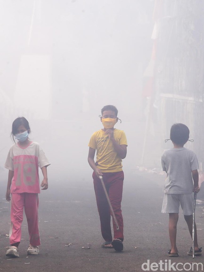 Asap Tebal Kepung Permukiman dan Sekolah di Tangsel, Siswa Dipulangkan