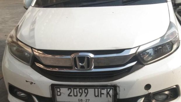 Barang bukti mobil yang dipakai tersangka untuk mengderakan obat keras ilegal di Kota Bekasi, Jumat (4/9/2026).