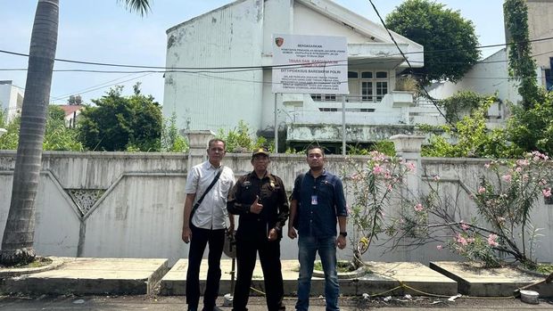 Pemyitaan tanah seluas 650 m2 dan Bangunan nan berlokasi di Jl. Pluit Karang Permai III No. 60 Blok N-9 Selatan Kav No.28 Kelurahan Pluit, Kecamatan Penjaringan, Kota Administrasi Jakarta Utara, Provinsi DKI Jakarta atas nama Sean William Henley.