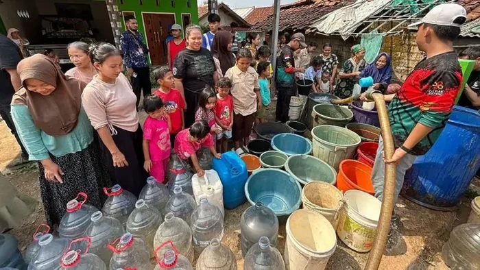 Warga mengantre untuk mengambil air bersih di Desa Cidokom, Kabupaten Bogor, Jawa Barat, 30 Juli 2026.