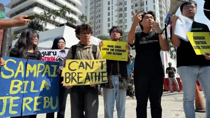 Demonstrasi di depan KBRI di Kuala Lumpur, Jumat (04/09) ini, digelar oleh aktivis lingkungan Greenpeace Malaysia dan Himpunan Advokasi Rakyat (RA) Malaysia.