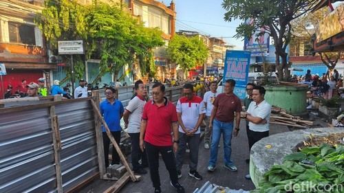 Bupati Buleleng I Nyoman Sutjidra dan Wakil Bupati Buleleng Gede Supriatna bersama jajaran saat meninjau kawasan Jalan Diponegoro, Jumat (4/9/2026). Dok Made Wijaya Kusuma/detikBali