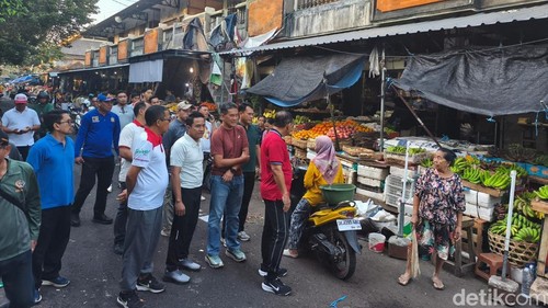 Bupati Buleleng I Nyoman Sutjidra dan Wakil Bupati Buleleng Gede Supriatna bersama jajaran saat meninjau Pasar Anyar Buleleng, Jumat (4/9/2026).