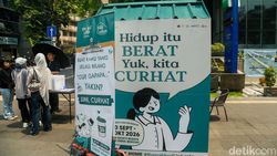 Curhat di Tengah Sudirman, Bilik Dadakan Ini Bikin Warga Sampai Menangis