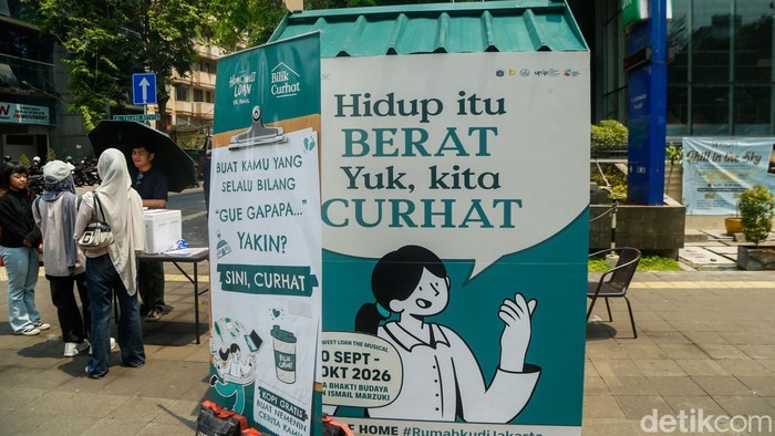 Bilik curhat dadakan hadir di kawasan Sudirman, Jakarta, dan menarik perhatian masyarakat, khususnya generasi Z serta milenial. Kehadiran bilik tersebut menjadi ruang bagi warga untuk menceritakan berbagai persoalan yang mereka alami.
