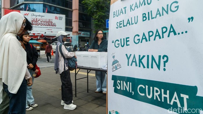 Bilik curhat dadakan hadir di kawasan Sudirman, Jakarta, dan menarik perhatian masyarakat, khususnya generasi Z serta milenial. Kehadiran bilik tersebut menjadi ruang bagi warga untuk menceritakan berbagai persoalan yang mereka alami.