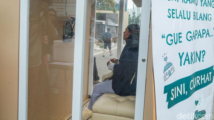 Bilik curhat dadakan hadir di kawasan Sudirman, Jakarta, dan menarik perhatian masyarakat, khususnya generasi Z serta milenial. Kehadiran bilik tersebut menjadi ruang bagi warga untuk menceritakan berbagai persoalan yang mereka alami.