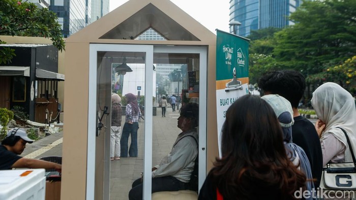 Bilik curhat dadakan hadir di kawasan Sudirman, Jakarta, dan menarik perhatian masyarakat, khususnya generasi Z serta milenial. Kehadiran bilik tersebut menjadi ruang bagi warga untuk menceritakan berbagai persoalan yang mereka alami.
