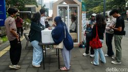 Curhat di Tengah Sudirman, Bilik Dadakan Ini Bikin Warga Sampai Menangis