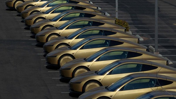 Cybercab Emas Tesla Mulai Mengaspal