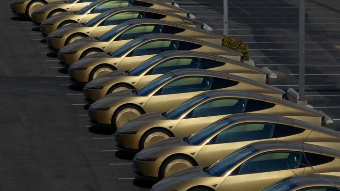 A gold-colored Tesla Cybercab arrives for an event in downtown Austin, Texas, U.S., September 3, 2026. Picture taken with a slow shutter speed. REUTERS/Kaylee Greenlee