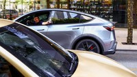 Berbeda dari mobil konvensional, Cybercab tidak menyediakan kendali manual bagi penumpang. Kendaraan sepenuhnya mengandalkan sistem otonom Tesla untuk mengendalikan perjalanan. REUTERS/Kaylee Greenlee