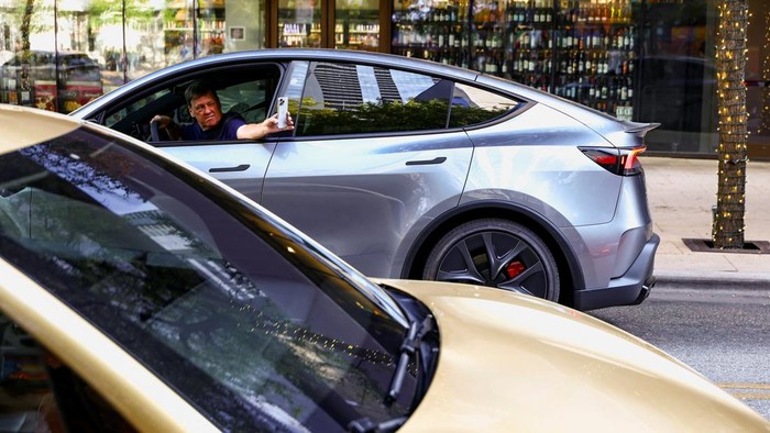 A gold-colored Tesla Cybercab arrives for an event in downtown Austin, Texas, U.S., September 3, 2026. Picture taken with a slow shutter speed. REUTERS/Kaylee Greenlee
