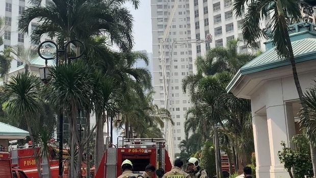 Damkar kerahkan skylift padamkan kebakaran di Apartemen Pavilion (Mulia/detikcom)