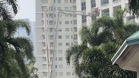 Damkar Pakai Skylift Evakuasi Penghuni dari Kebakaran di Apartemen Pavilion