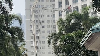 Damkar Pakai Skylift Evakuasi Penghuni dari Kebakaran di Apartemen Pavilion