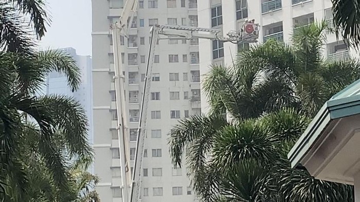 Damkar kerahkan skylift padamkan kebakaran di Apartemen Pavilion (Mulia/detikcom)