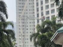 Damkar Pakai Skylift Evakuasi Penghuni dari Kebakaran di Apartemen Pavilion