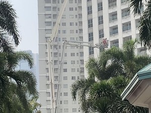 Damkar Pakai Skylift Evakuasi Penghuni dari Kebakaran di Apartemen Pavilion