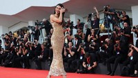 Kendall Jenner Debut di Venice Film Festival, Gaun Armani 90-an Jadi Andalan