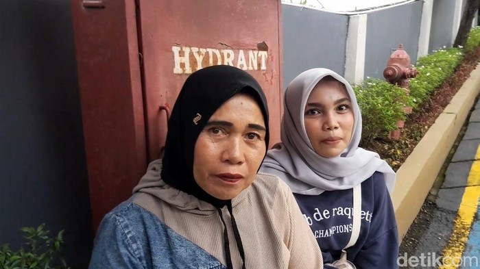 Orang tua mahasiswa baru mendatangi kantor BPS Sumut.