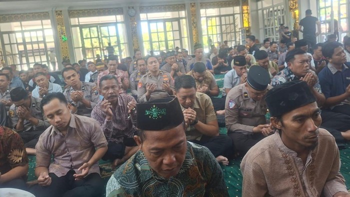 Doa bersama digelar personel Polresta Sidoarjo dan masyarakat di Masjid Al Ikhlas Mako Polresta Sidoarjo