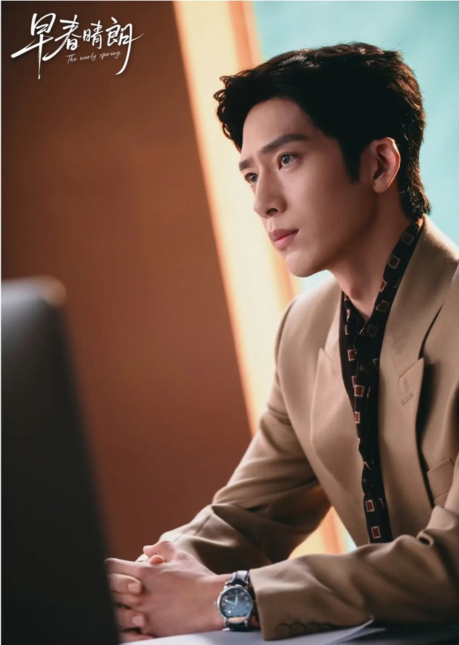 Tampil memikat sebagai Luan Nian dalam drama The Early Spring, Jing Boran sukses menyedot perhatian lewat aura executive-look dan ketampanannya yang berkelas. Pembawaannya yang dingin namun perhatian sebagai pimpinan agensi periklanan pun membuatnya layak disebut sebagai sosok bos idaman di drama China romantis. Foto: Dok. Netflix, Weibo
