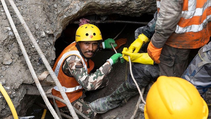 Sanjay Sah digendong tim SAR dari dalam terowongan Proyek Pembangkit Listrik Tenaga Air Upper Trishuli-3A di Nepal, 4 September 2026. (Reuters)