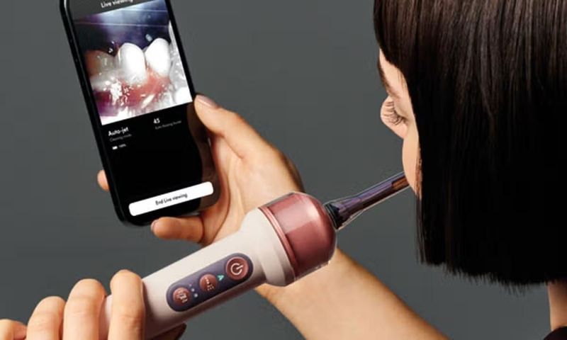 Siap rogoh kocek sekitar £420 atau Rp 10 jutaan untuk sikat gigi dari Dyson? Lebih dari sekadar bersihkan gigi, Dyson CameraJet menggunakan kamera kecerdasan buatan (AI) yang bakal mengecek kondisi dalam mulutmu.