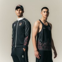 Paras tampan Eddy Meijer, putra semata wayang artis Maudy Koesnaedi kembali curi atensi. Eddy menjadi salah satu model jersey Tim Indonesia untuk Asian Games Aichi-Nagoya 2026. Foto: Instagram/@timindonesiaofficial