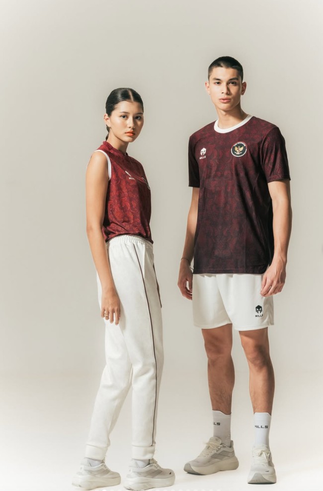Eddy tampil mengenakan beberapa koleksi jersey Tim Indonesia. Dengan tubuh tinggi dan atletis, Eddy tampil memukau. Foto: Instagram/@timindonesiaofficial