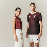 Eddy tampil mengenakan beberapa koleksi jersey Tim Indonesia. Dengan tubuh tinggi dan atletis, Eddy tampil memukau. Foto: Instagram/@timindonesiaofficial