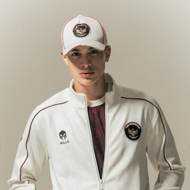 Potret Gantengnya Eddy Putra Maudy Koesnaedi Jadi Model Jersey Tim Indonesia