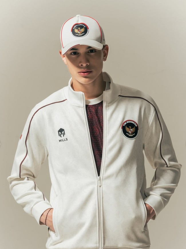 Potret Gantengnya Eddy Putra Maudy Koesnaedi Jadi Model Jersey Tim Indonesia