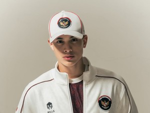 Potret Gantengnya Eddy Putra Maudy Koesnaedi Jadi Model Jersey Tim Indonesia