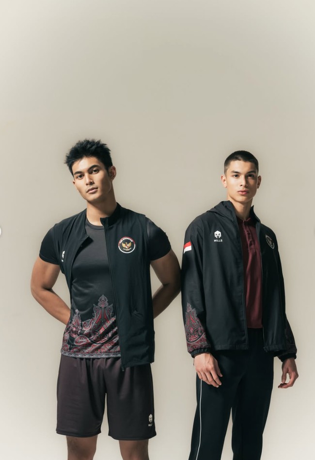Eddy tampil sebagai model bersama putra Diah Permatasari, Marco. Tak kalah ganteng, pessona kedua anak artis ini sukses bikin terpana. Foto: Instagram/@timindonesiaofficial