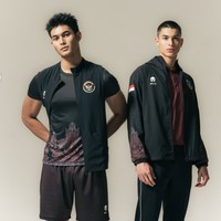 Eddy tampil sebagai model bersama putra Diah Permatasari, Marco. Tak kalah ganteng, pessona kedua anak artis ini sukses bikin terpana. Foto: Instagram/@timindonesiaofficial
