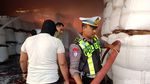 Damkar Berjibaku Padamkan Kebakaran di PT Wings Surya Gresik
