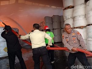 Damkar Berjibaku Padamkan Kebakaran di PT Wings Surya Gresik