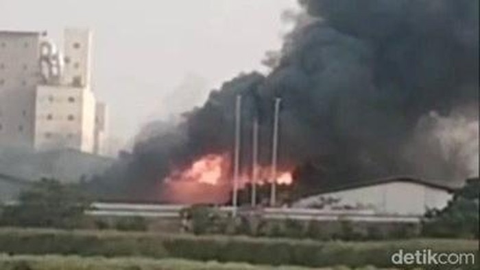 Fasilitas diduga gudang bahan baku deterjen di PT Wings Surya Gresik terbakar hebat.