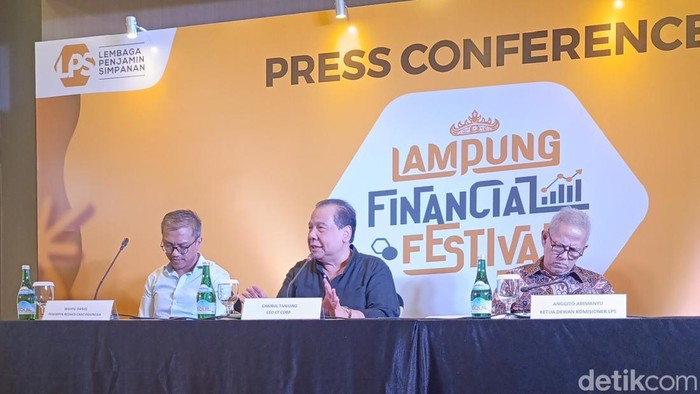 Founder dan Chairman CT Corp Chairul Tanjung dalam konferensi pers Lampung Financial Festival 2026 di Novotel Bandar Lampung, Jumat (4/9/2026).