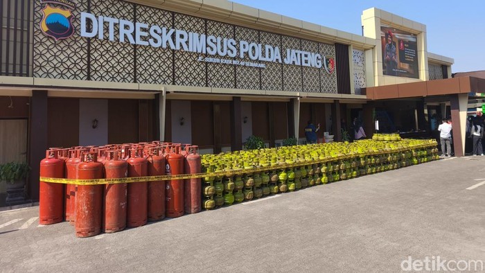 Ribuan tabung gas sitaan dari pabrik pengoplos di Sukoharjo ditampilkan ddi Mako Dit Reskrimsus Polda Jateng, Kecamatan Banyumanik, Kota Semarang, Jumat (3/4/2026).
