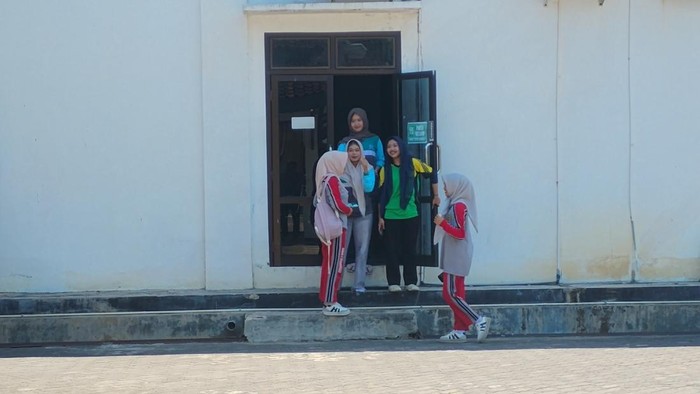 Siswa PKL di Disdukcapil Pacitan saat keluar gedung setelah guncang gempa Cilacap