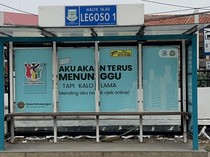 Heboh Stiker Mending Aku Naik Ojek Online! di Halte Legoso 1 Tangsel