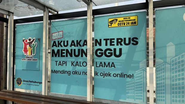 Halte Legoso 1 di Ciputat Timur viral lantaran stiker 'Mending saya naik ojek online'.  (Adhfar/detikcom)